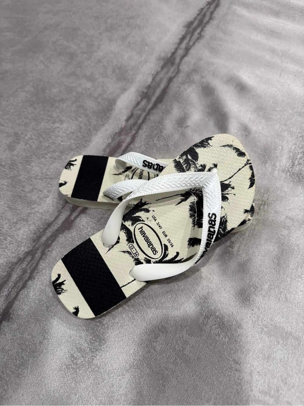 Havaianas kids’ White Flip Flops with Black Palm Print